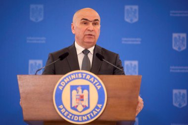 Bükreş, Romanya. 8 Nisan 2025: Romanya 'nın geçici cumhurbaşkanı Ilie Bolojan, Romanya Cumhurbaşkanlığı Sarayı' nda ABD tarafından uygulanan ticaret tarifeleri konusunda basın toplantısı düzenledi..