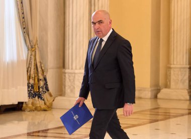 Bükreş, Romanya. 8 Nisan 2025: Romanya 'nın geçici cumhurbaşkanı Ilie Bolojan, Romanya Cumhurbaşkanlığı Sarayı' nda ABD tarafından uygulanan ticaret tarifeleri konusunda basın toplantısı düzenledi..