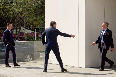 Bükreş, Romanya. 9 Nisan 2025: 2025 Romanya cumhurbaşkanlığı seçimlerinin Avrupa yanlısı iktidar partilerinin ortak adayı olan Crin Antonescu (C), 