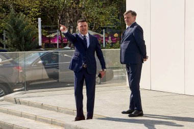 Bükreş, Romanya. 9 Nisan 2025: 2025 Romanya cumhurbaşkanlığı seçimlerinde Avrupa yanlısı iktidar partilerinin ortak adayı olan Crin Antonescu (R) ve seçim kampanyası yöneticisi Mircea Rosca (L), Ilie Bolojan 'ı bekliyorlar (resimde değil).