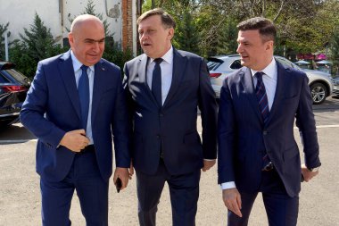 Bükreş, Romanya. 9 Nisan 2025: Romanya 'nın geçici Cumhurbaşkanı Ilie Bolojan (L), 2025 Romanya cumhurbaşkanlığı seçimlerinin Avrupa yanlısı iktidar partilerinin ortak adayı Crin Antonescu (C) ve Mircea Rosca (R) tarafından karşılandı.