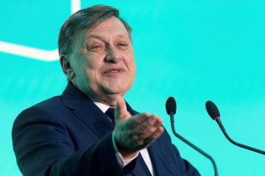 Bükreş, Romanya. 9 Nisan 2025: 2025 Romanya cumhurbaşkanlığı seçimlerinin Avrupa yanlısı iktidar partilerinin ortak adayı olan Crin Antonescu, 