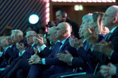 Bükreş, Romanya. 9 Nisan 2025: Romanya 'nın geçici Cumhurbaşkanı Ilie Bolojan (C), 2025 Romanya cumhurbaşkanlığı seçimleri için Avrupa yanlısı iktidar partilerinin ortak adayı Crin Antonescu' nun (R) konuşmasını dinliyor.