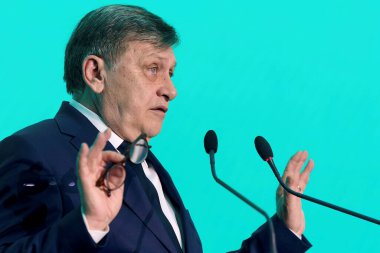 Bükreş, Romanya. 9 Nisan 2025: 2025 Romanya cumhurbaşkanlığı seçimlerinin Avrupa yanlısı iktidar partilerinin ortak adayı olan Crin Antonescu, 