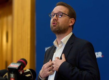 Bükreş, Romanya. 10 Nisan 2025: Romanya 'yı Kurtarma Birliği (USR) başkan yardımcısı Dominic Fritz, USR' nin gayrı resmi Siyasi Komite toplantısı sonrasında basın toplantısı düzenledi