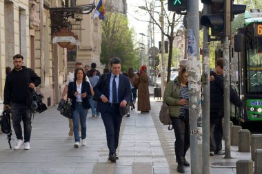 Bükreş, Romanya. 16 Nisan 2025: Bükreş Genel Başkanı ve 2025 Romanya cumhurbaşkanlığı seçimleri için bağımsız aday Nicusor Dan (C) Bükreş 'teki kampanya merkezine geldi.