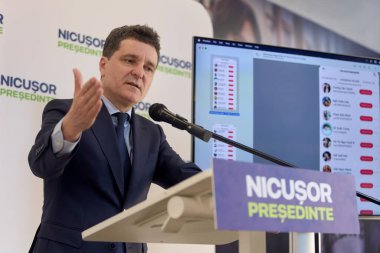 Bükreş, Romanya. 16 Nisan 2025: Bükreş Genel Başkanı ve 2025 Romanya cumhurbaşkanlığı seçimlerinin bağımsız adayı Nicusor Dan kampanya genel merkezinde basın toplantısı düzenledi