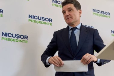 Bükreş, Romanya. 16 Nisan 2025: Bükreş Genel Başkanı ve 2025 Romanya cumhurbaşkanlığı seçimlerinin bağımsız adayı Nicusor Dan kampanya genel merkezinde basın toplantısı düzenledi