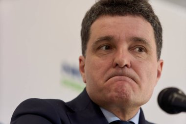 Bükreş, Romanya. 16 Nisan 2025: Bükreş Genel Başkanı ve 2025 Romanya cumhurbaşkanlığı seçimlerinin bağımsız adayı Nicusor Dan kampanya genel merkezinde basın toplantısı düzenledi
