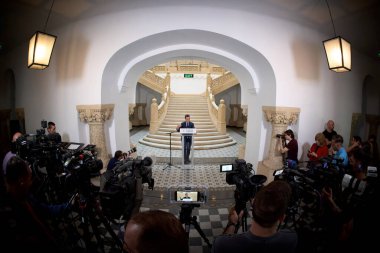 Bükreş, Romanya. 17 Nisan 2025: Bükreş Genel Başkanı Nicusor Dan, Bükreş Belediyesi genel merkezinde basın toplantısı düzenledi..