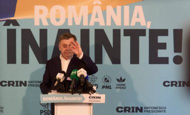 Bükreş, Romanya. 17 Nisan 2025: 2025 Romanya cumhurbaşkanlığı seçimlerinin Avrupa yanlısı iktidar partilerinin ortak adayı Crin Antonescu basın toplantısı düzenledi