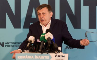 Bükreş, Romanya. 17 Nisan 2025: 2025 Romanya cumhurbaşkanlığı seçimlerinin Avrupa yanlısı iktidar partilerinin ortak adayı Crin Antonescu basın toplantısı düzenledi