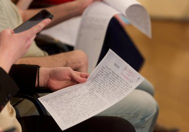 Bükreş, Romanya. 17 Nisan 2025: 2025 Romanya cumhurbaşkanlığı seçimlerinin Avrupa yanlısı iktidar partilerinin ortak adayı Crin Antonescu basın toplantısı düzenledi