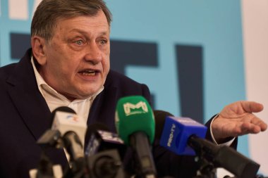 Bükreş, Romanya. 17 Nisan 2025: 2025 Romanya cumhurbaşkanlığı seçimlerinin Avrupa yanlısı iktidar partilerinin ortak adayı Crin Antonescu basın toplantısı düzenledi