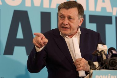 Bükreş, Romanya. 17 Nisan 2025: 2025 Romanya cumhurbaşkanlığı seçimlerinin Avrupa yanlısı iktidar partilerinin ortak adayı Crin Antonescu basın toplantısı düzenledi