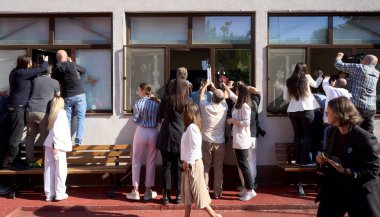 Bükreş, Romanya. 4 Mayıs 2025: Gazeteciler, Romanya 2025 cumhurbaşkanlığı seçimlerinde iktidardaki Avrupa yanlısı koalisyonun adayı Crin Antonescu 'nun (resimde değil) fotoğraflarını çekmeye çalıştılar.