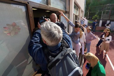 Bükreş, Romanya. 4 Mayıs 2025: Gazeteciler, Romanya 2025 cumhurbaşkanlığı seçimlerinde iktidardaki Avrupa yanlısı koalisyonun adayı Crin Antonescu 'nun (resimde değil) fotoğraflarını çekmeye çalıştılar.