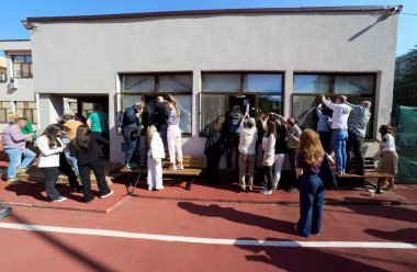 Bükreş, Romanya. 4 Mayıs 2025: Gazeteciler, Romanya 2025 cumhurbaşkanlığı seçimlerinde iktidardaki Avrupa yanlısı koalisyonun adayı Crin Antonescu 'nun (resimde değil) fotoğraflarını çekmeye çalıştılar.