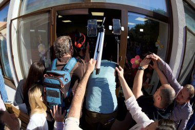 Bükreş, Romanya. 4 Mayıs 2025: Gazeteciler, Romanya 2025 cumhurbaşkanlığı seçimlerinde iktidardaki Avrupa yanlısı koalisyonun adayı Crin Antonescu 'nun (resimde değil) fotoğraflarını çekmeye çalıştılar.