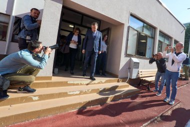 Bükreş, Romanya. 4 Mayıs 2025: Romanya 2025 cumhurbaşkanlığı seçimlerinde iktidardaki Avrupa yanlısı koalisyonun adayı Crin Antonescu (C), eşi Adina Valean (L) ve kızı Irina (R) ilk turda oylarını kullandıktan sonra ayrıldılar