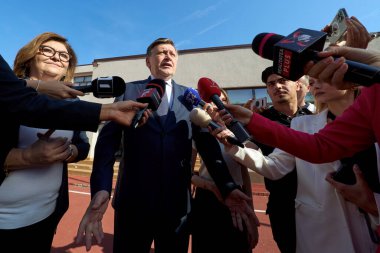 Bükreş, Romanya. 4 Mayıs 2025: Romanya 2025 cumhurbaşkanlığı seçimlerinde iktidardaki Avrupa yanlısı koalisyonun adayı olan Crin Antonescu (C), cumhurbaşkanlığı seçimlerinin ilk turunda oyunu kullandıktan sonra basın toplantısı düzenledi.