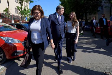 Bükreş, Romanya. 4 Mayıs 2025: Romanya 2025 cumhurbaşkanlığı seçimlerinde iktidardaki Avrupa yanlısı koalisyonun adayı Crin Antonescu (C), eşi Adina Valean (L) ve kızı Irina (R) ilk turda oylarını kullandıktan sonra ayrıldılar