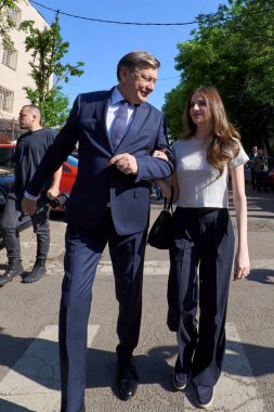 Bükreş, Romanya. 4 Mayıs 2025: Romanya 2025 cumhurbaşkanlığı seçimlerinde iktidardaki Avrupa yanlısı koalisyonun adayı Crin Antonescu (C) ve kızı Irina (R) cumhurbaşkanlığı seçimlerinin ilk turunda oylarını kullandıktan sonra ayrıldılar, 