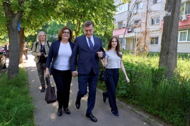 Bükreş, Romanya. 4 Mayıs 2025: Romanya 2025 cumhurbaşkanlığı seçimlerinde iktidardaki Avrupa yanlısı koalisyonun adayı Crin Antonescu (C), eşi Adina Valean (L) ve kızı Irina (R) ilk turda oylarını kullandıktan sonra ayrıldılar