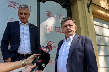 Bükreş, Romanya. 4 Mayıs 2025: Romanya 2025 cumhurbaşkanlığı seçimlerinde iktidardaki Avrupa yanlısı koalisyonun adayı Crin Antonescu (R), parti liderleriyle görüşmek üzere Bükreş 'teki Sosyal Demokrat Parti (PSD) merkezine geldi.