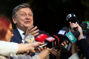 Bükreş, Romanya. 4 Mayıs 2025: Romanya 2025 cumhurbaşkanlığı seçimlerinde iktidardaki Avrupa yanlısı koalisyonun adayı Crin Antonescu, sandık kapanmadan önce seçim merkezine vardığında basına açıklamalarda bulundu..