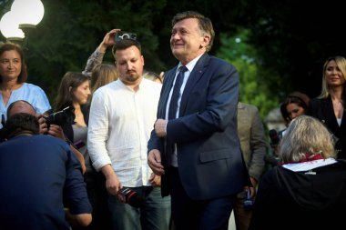 Bükreş, Romanya. 4 Mayıs 2025: Romanya 2025 cumhurbaşkanlığı seçimlerinde iktidardaki Avrupa yanlısı koalisyonun adayı Crin Antonescu (C), sandık kapanmadan önce kampanya merkezine geldi.