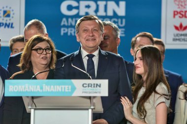 Bükreş, Romanya. 4 Mayıs 2025: Romanya 2025 cumhurbaşkanlığı seçimlerinde iktidardaki Avrupa yanlısı koalisyonun adayı Crin Antonescu (C), eşi Adina Valean (L) ve kızı Irina (R) ile birlikte sandıkların kapatılmasını ve hedefin kapatılmasını bekliyor.