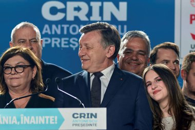 Bükreş, Romanya. 4 Mayıs 2025: Romanya 2025 cumhurbaşkanlığı seçimlerinde iktidardaki Avrupa yanlısı koalisyonun adayı Crin Antonescu (C), eşi Adina Valean (L) ve kızı Irina (R) ile birlikte sandıkların kapatılmasını ve hedefin kapatılmasını bekliyor.