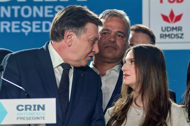 Bükreş, Romanya. 4 Mayıs 2025: Romanya 2025 cumhurbaşkanlığı seçimlerinde iktidardaki Avrupa yanlısı koalisyonun adayı Crin Antonescu (L), kızı Irina (R) ile birlikte sandıkların kapatılmasını ve ilk sandıkların açılmasını bekliyor., 