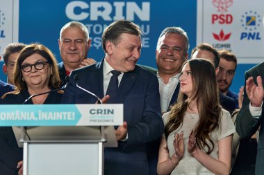 Bükreş, Romanya. 4 Mayıs 2025: Romanya 2025 cumhurbaşkanlığı seçimlerinde iktidardaki Avrupa yanlısı koalisyonun adayı Crin Antonescu (C), eşi Adina Valean (L) ve kızı Irina (R) ile birlikte sandıkların kapatılmasını ve hedefin kapatılmasını bekliyor.