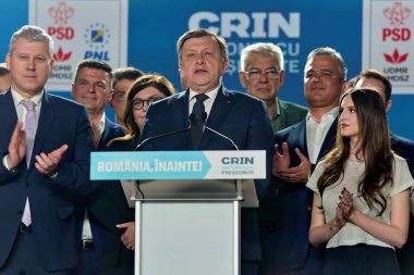 Bükreş, Romanya. 4 Mayıs 2025: Romanya 2025 cumhurbaşkanlığı seçimlerinde iktidardaki Avrupa yanlısı koalisyonun adayı Crin Antonescu (C), eşi Adina Valean (L) ve kızı Irina (R) ile birlikte sandıkların kapatılmasını ve hedefin kapatılmasını bekliyor.