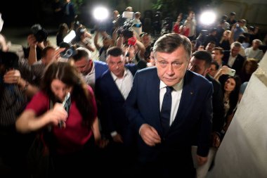 Bükreş, Romanya. 4 Mayıs 2025: Romanya 2025 cumhurbaşkanlığı seçimlerinde iktidardaki Avrupa yanlısı koalisyonun adayı Crin Antonescu (R), sandıkların kapatılması sonrasında kampanya genel merkezinde yaptığı açıklama sonrasında ayrılıyor.