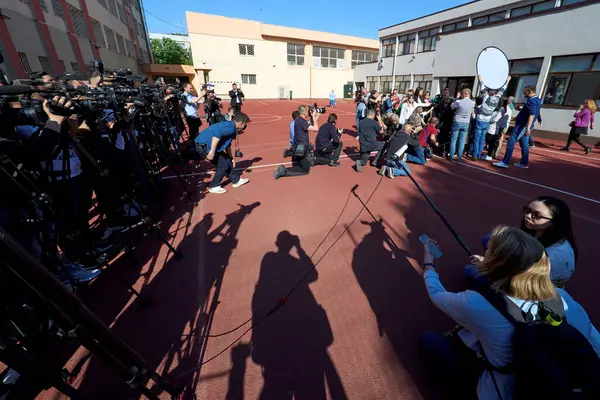 Bükreş, Romanya. 4 Mayıs 2025: Romanya 2025 cumhurbaşkanlığı seçimlerinde iktidardaki Avrupa yanlısı koalisyonun adayı Crin Antonescu, cumhurbaşkanlığı seçimlerinin ilk turunda sandıkta oyunu kullandıktan sonra basın toplantısı düzenledi.