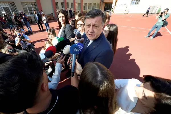 Bükreş, Romanya. 4 Mayıs 2025: Romanya 2025 cumhurbaşkanlığı seçimlerinde iktidardaki Avrupa yanlısı koalisyonun adayı olan Crin Antonescu (C), cumhurbaşkanlığı seçimlerinin ilk turunda oyunu kullandıktan sonra basın toplantısı düzenledi.