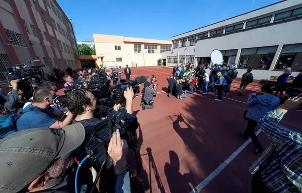 Bükreş, Romanya. 4 Mayıs 2025: Romanya 2025 cumhurbaşkanlığı seçimlerinde iktidardaki Avrupa yanlısı koalisyonun adayı Crin Antonescu, cumhurbaşkanlığı seçimlerinin ilk turunda sandıkta oyunu kullandıktan sonra basın toplantısı düzenledi.