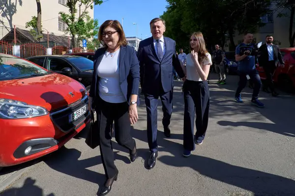 Bükreş, Romanya. 4 Mayıs 2025: Romanya 2025 cumhurbaşkanlığı seçimlerinde iktidardaki Avrupa yanlısı koalisyonun adayı Crin Antonescu (C), eşi Adina Valean (L) ve kızı Irina (R) ilk turda oylarını kullandıktan sonra ayrıldılar