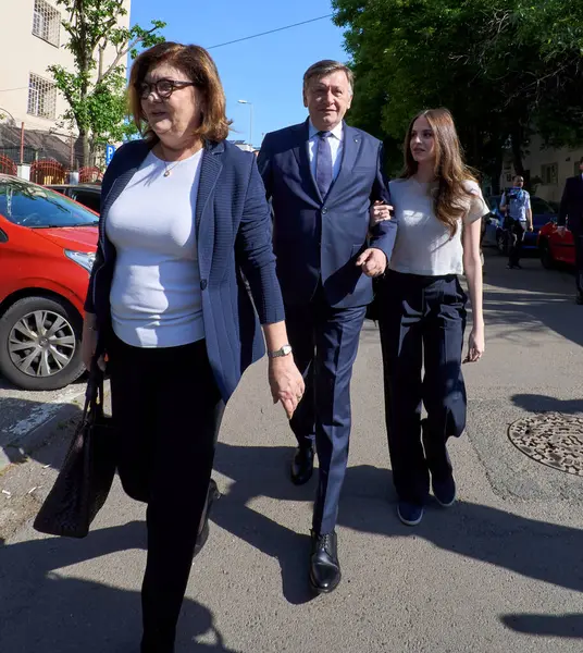Bükreş, Romanya. 4 Mayıs 2025: Romanya 2025 cumhurbaşkanlığı seçimlerinde iktidardaki Avrupa yanlısı koalisyonun adayı Crin Antonescu (C), eşi Adina Valean (L) ve kızı Irina (R) ilk turda oylarını kullandıktan sonra ayrıldılar