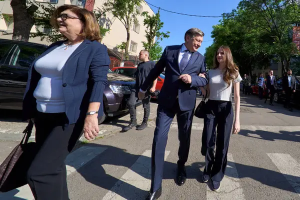 Bükreş, Romanya. 4 Mayıs 2025: Romanya 2025 cumhurbaşkanlığı seçimlerinde iktidardaki Avrupa yanlısı koalisyonun adayı Crin Antonescu (C), eşi Adina Valean (L) ve kızı Irina (R) ilk turda oylarını kullandıktan sonra ayrıldılar