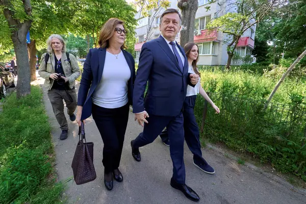 Bükreş, Romanya. 4 Mayıs 2025: Romanya 2025 cumhurbaşkanlığı seçimlerinde iktidardaki Avrupa yanlısı koalisyonun adayı Crin Antonescu (C), eşi Adina Valean (L) ve kızı Irina (R) ilk turda oylarını kullandıktan sonra ayrıldılar