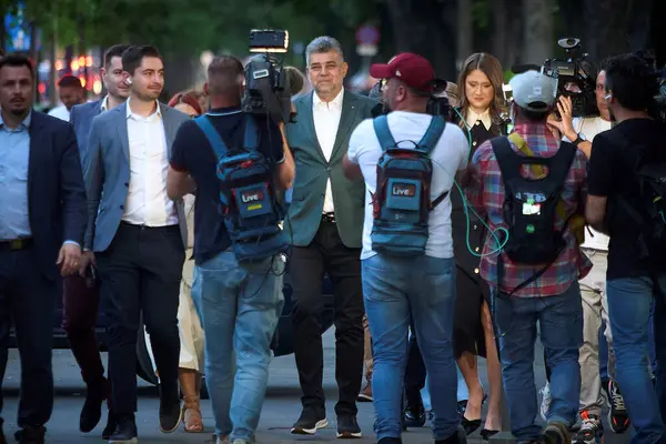 Bükreş, Romanya. 4 Mayıs 2025: Sosyal Demokrat Parti (PSD) genel başkanı Marcel Ciolacu (C), Romanya 2025 cumhurbaşkanlığı seçimlerinde iktidardaki Avrupa yanlısı koalisyonun adayı Crin Antonescu 'nun seçim merkezine geldi.