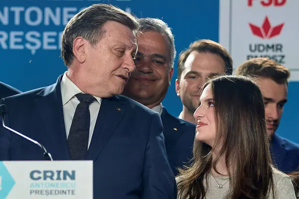 Bükreş, Romanya. 4 Mayıs 2025: Romanya 2025 cumhurbaşkanlığı seçimlerinde iktidardaki Avrupa yanlısı koalisyonun adayı Crin Antonescu (L), kızı Irina (R) ile birlikte sandıkların kapatılmasını ve ilk sandıkların açılmasını bekliyor., 