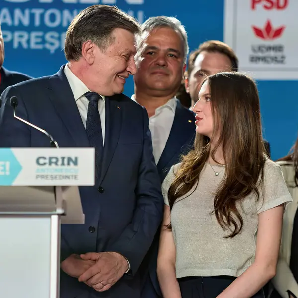 Bükreş, Romanya. 4 Mayıs 2025: Romanya 2025 cumhurbaşkanlığı seçimlerinde iktidardaki Avrupa yanlısı koalisyonun adayı Crin Antonescu (L), kızı Irina (R) ile birlikte sandıkların kapatılmasını ve ilk sandıkların açılmasını bekliyor., 