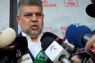 Bükreş, Romanya. 5 Mayıs 2025: Sosyal Demokrat Parti (PSD) genel başkanı ve Başbakan Marcel Ciolacu, Romanya cumhurbaşkanlığından istifa etmek üzere Cotroceni Sarayı 'na giderken basın açıklaması yaptı.