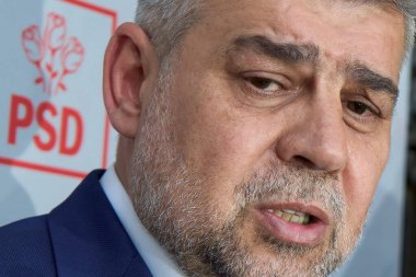 Bükreş, Romanya. 5 Mayıs 2025: Sosyal Demokrat Parti (PSD) genel başkanı ve Başbakan Marcel Ciolacu, Romanya cumhurbaşkanlığından istifa etmek üzere Cotroceni Sarayı 'na giderken basın açıklaması yaptı.