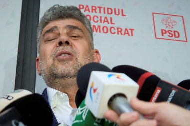 Bükreş, Romanya. 5 Mayıs 2025: Sosyal Demokrat Parti (PSD) genel başkanı ve Başbakan Marcel Ciolacu, Romanya cumhurbaşkanlığından istifa etmek üzere Cotroceni Sarayı 'na giderken basın açıklaması yaptı.